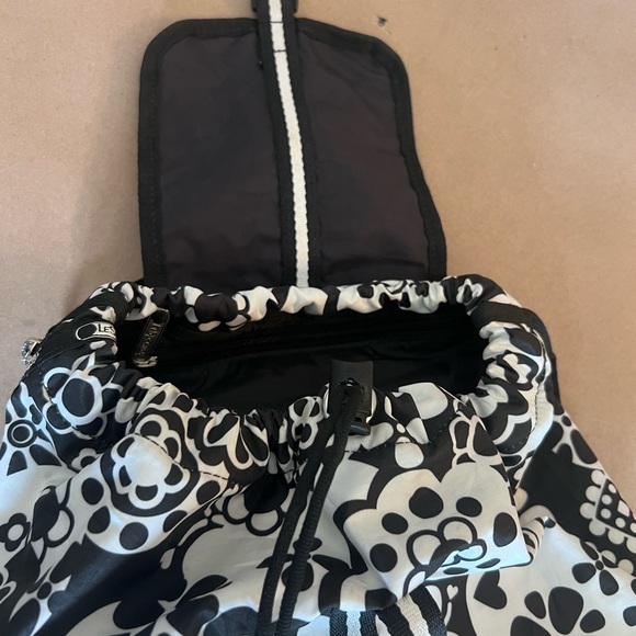 Lesportsac Black White Floral Drawstring Flap Snap Buckle Closure Medium Size - Picture 3 of 8
